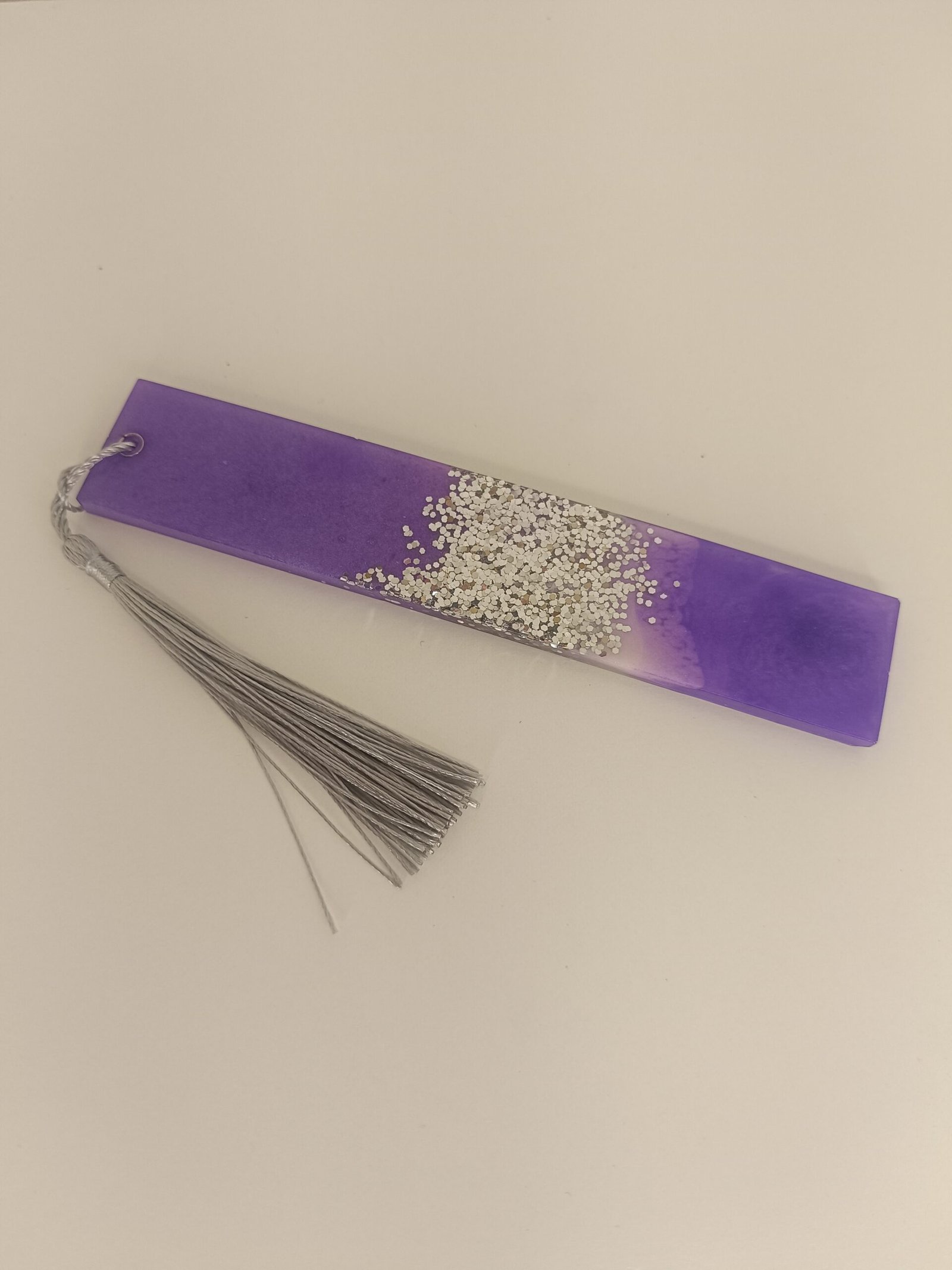 Marque Page Violet Pailleter Argenter avec Pompom Gris Argenter : Élégance et Praticité