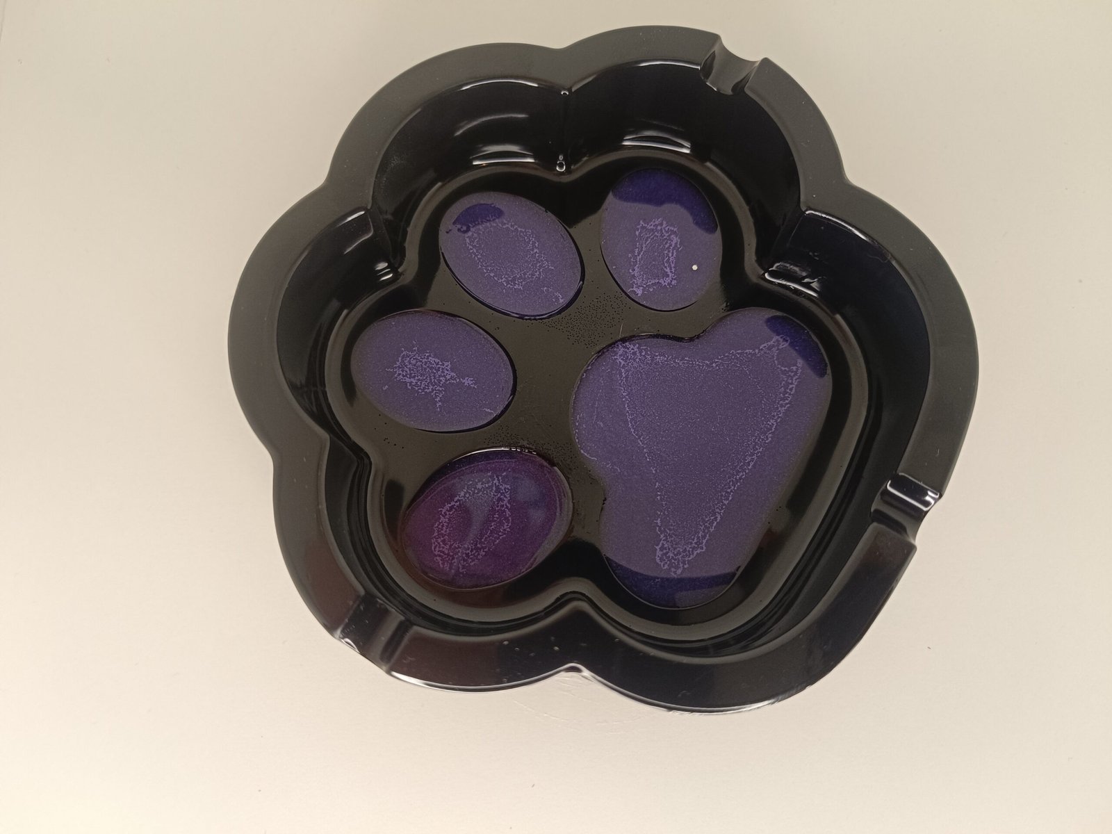 Cendrier Patte de Chat Noir Cousiné Violet : Élégance et Fonctionnalité