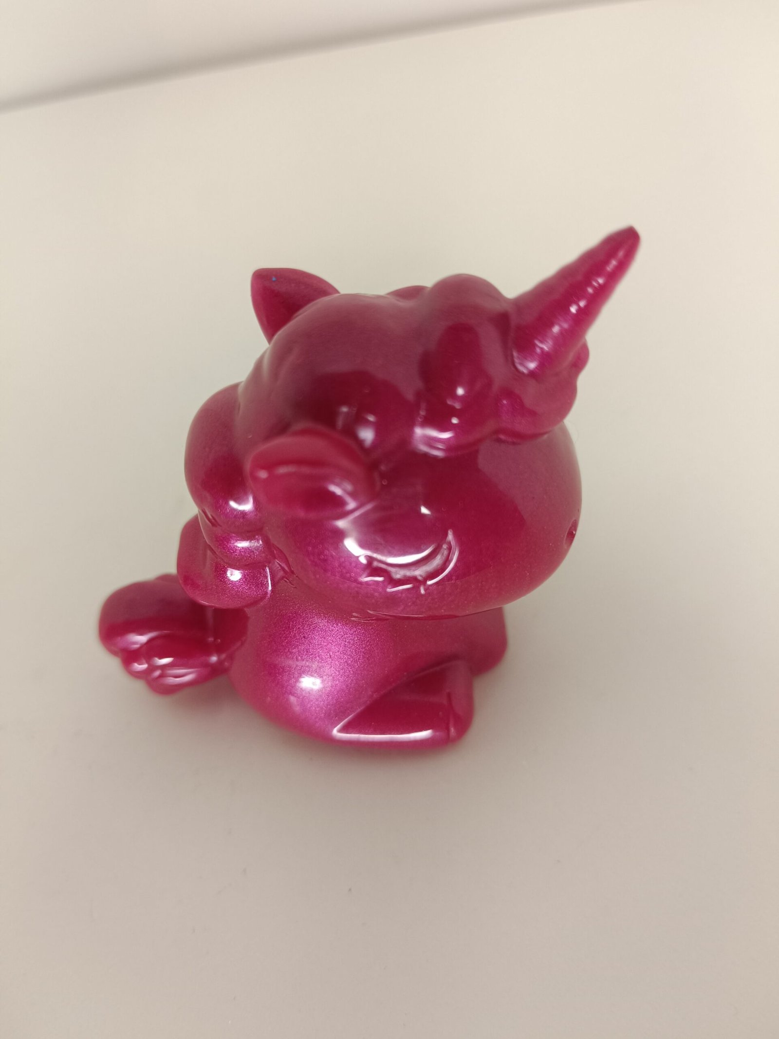 Figurine bordeaux pailleté