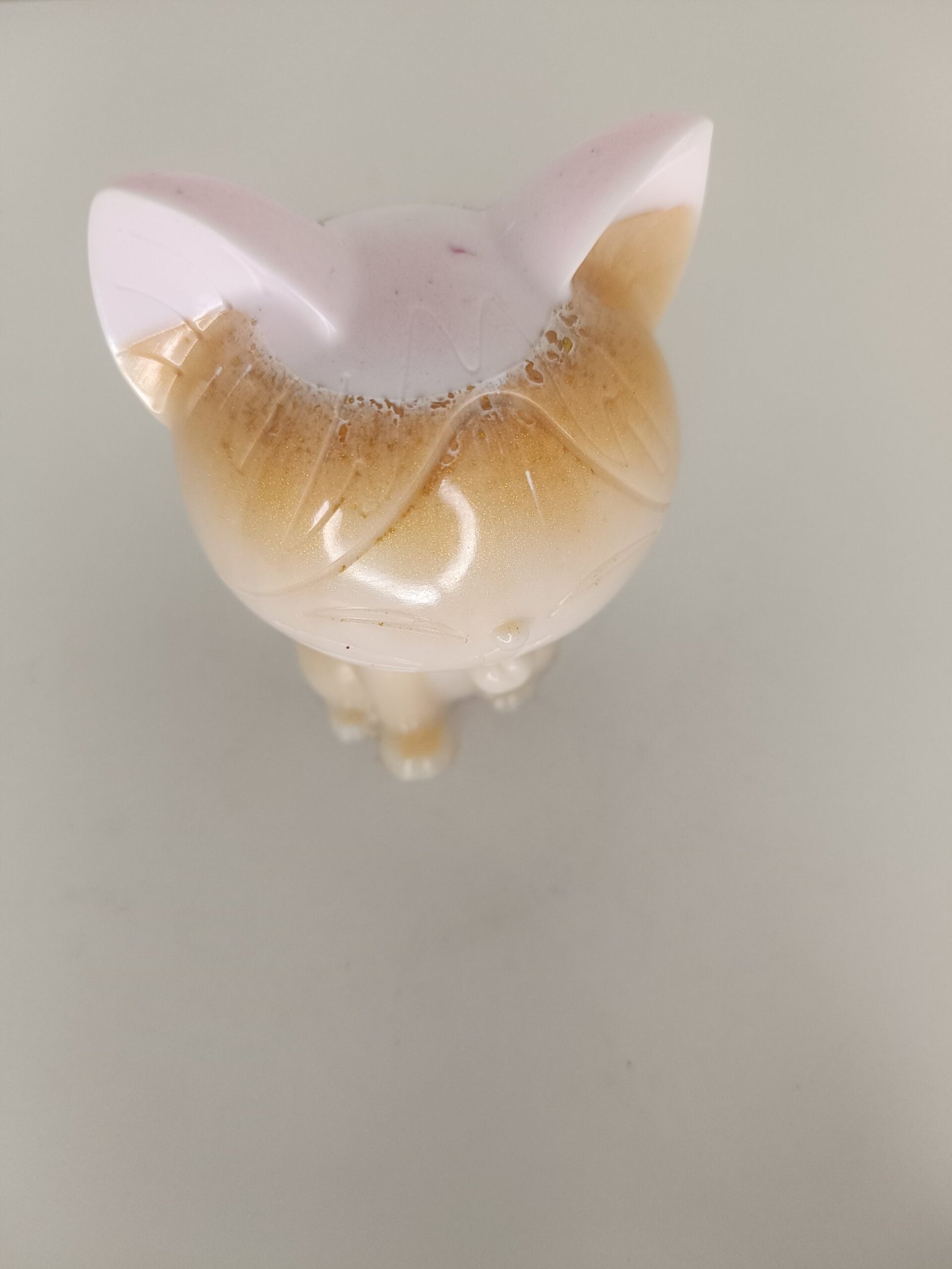 Figurine Chat blanc nacré doré